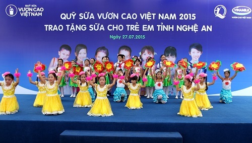 Quỹ sữa “vươn cao Việt Nam” đến với con em gia đình chính sách tỉnh Nghệ An